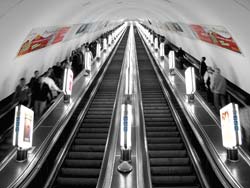 Реклама на эскалаторных сводах в метро